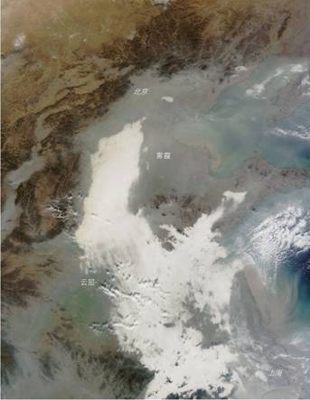 2013年，中国多地频繁遭遇灰霾侵袭，尤其人口密集的京津冀以至山东、河南部分地区的雾霾常常连日不散。图为NASA 2013年12月7日发布的中国雾霾卫星图片。