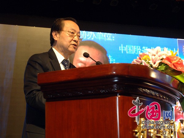全国政协常委、经济委员会副主任、中国工业经济联合会会长李毅中演讲 中国网 寇莱昂摄