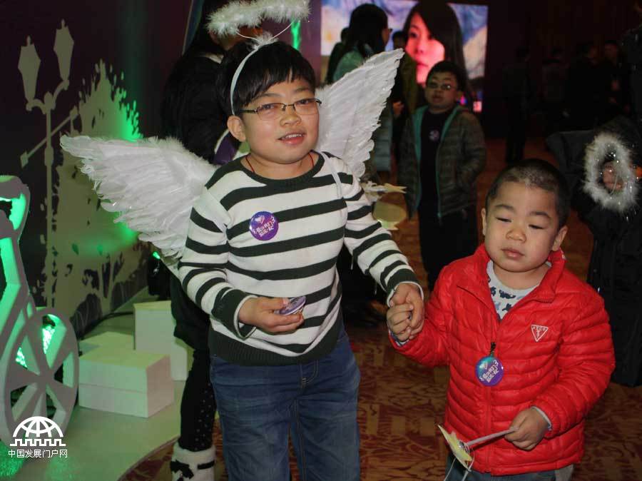 2014年1月19日晚，“给爱一双翅膀”2014中国文化财富慈善之夜在北京隆重举行。此次活动由中国文化传媒集团和天使妈妈慈善基金会联合主办。图为可爱的天使——“粘宝宝”。 中国发展门户网王振红拍摄