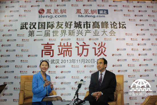 亚太总裁协会全球执行主席郑雄伟先生在第二届世界新兴产业大会上接受凤凰卫视的高端访谈。 