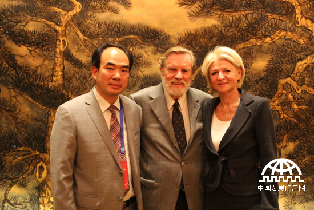 亚太总裁协会全球执行主席郑雄伟先生与《大趋势》一书作者约翰.奈斯比特夫妇。