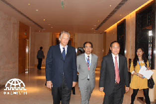 亚太总裁协会全球主席、法国前总理多米尼克.德维尔潘与亚太总裁协会全球执行主席郑雄伟步入会场。