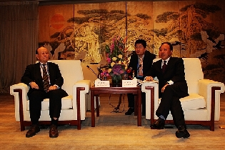 武汉市人民政府常务副市长贾耀斌会见出席第二届世界新兴产业大会贵宾普利司通集团中国首席代表南星勋。