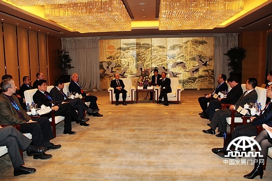 武汉市人民政府常务副市长贾耀斌会见出席第二届世界新兴产业大会贵宾。