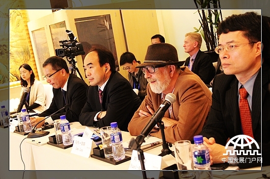 第二届世界新兴产业大会高端合作论坛会议现场。