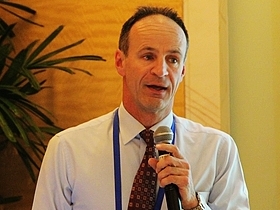 澳大利亚维多利亚IT教师协会主席菲利普·卡里尔在第二届世界新兴产业大会高端合作论坛上发表演讲。