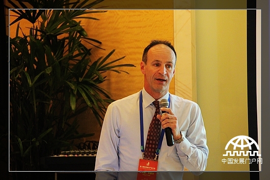 澳大利亚维多利亚IT教师协会主席菲利普·卡里尔在第二届世界新兴产业大会高端合作论坛上发表演讲。