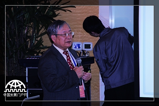 美国宾州州立大学信息科学技术教授、智能传感实验室主任、新加坡管理大学信息系统教授及副院长朱昭贤在第二届世界新兴产业大会高端合作论坛上发表演讲。