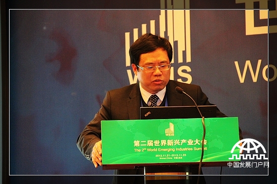 华中科技大学教授陈吉红在第二届世界新兴产业大会世界智能制造产业论坛上发表演讲。
