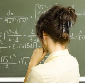 一项研究显示，尽管在大多数科目的学习上，女生的成绩都优于男生，但由于她们对学习数学信心不足，所以此科目成绩往往落后男生。[资料图]