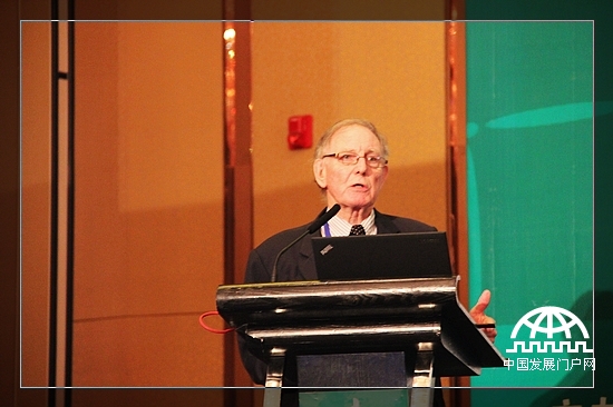 新西兰资源开发有限公司总经理大卫·弗兰西斯·斯图尔特·纳图齐在第二届世界新兴产业大会世界节能环保高层论坛上发表演讲。