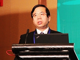 中国地质大学副校长唐辉明主持第二届世界新兴产业大会世界节能环保高层论坛。