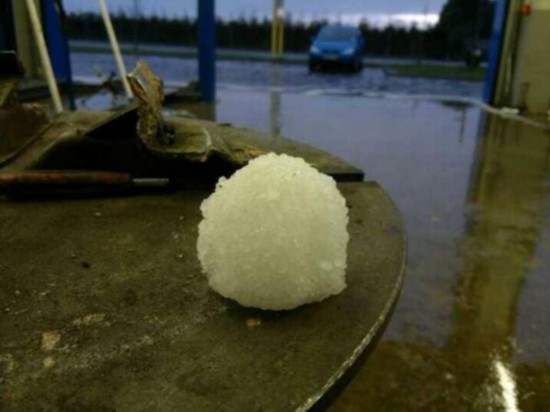 组图：英国多地电闪雷鸣冰雹强降雨致混乱