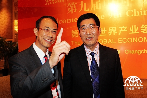 香港太阳能集团有限公司董事欧志远与吉林省委副书记、省长巴音朝鲁亲切交流。