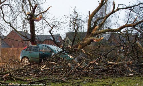 英国多地遭恶劣天气侵袭 形成壮观冰瀑景象