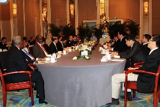 吉林省委书记王儒林、省长巴音朝鲁会见第三次世界产业领袖大会嘉宾代表。