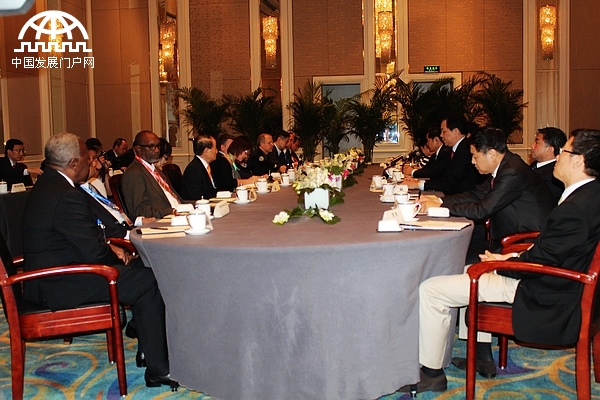 吉林省委书记王儒林、省长巴音朝鲁会见第三次世界产业领袖大会嘉宾代表。
