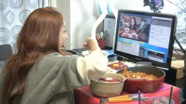 韩美女视频直播吃饭 每天3小时月入9000美元(图)