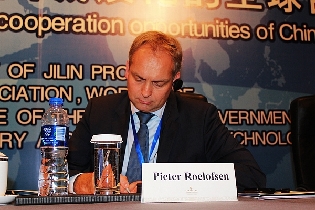 印度塔塔集团塔塔钢铁欧洲首席战略官皮特·洛弗森参加世界产业领袖大会。