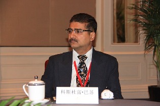 印度塔塔集团塔塔信息技术公司中国区副总裁科斯杜富·巴苏参加世界产业领袖大会。