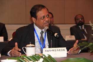 斯里兰卡经济和可再生能源部部长苏锡尔·普雷马贾彦塔参加世界产业领袖大会。
