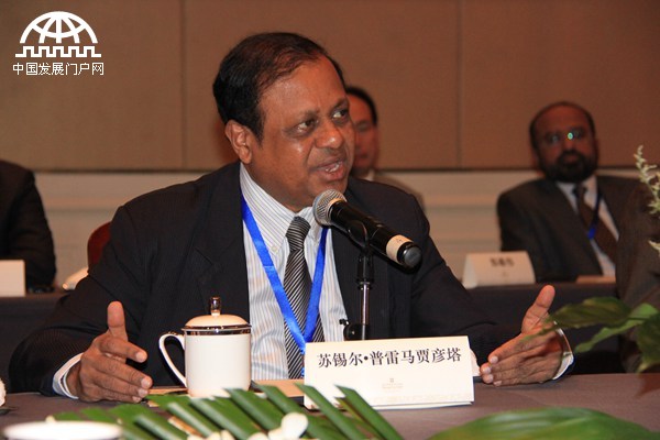 斯里兰卡经济和可再生能源部部长苏锡尔·普雷马贾彦塔参加世界产业领袖大会。