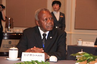 坦桑尼亚东非合作部部长宏·萨缪尔·J·西塔参加世界产业领袖大会