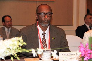 牙买加地方政府和社区发展部政务部长科林·亚历山大·费根参加世界产业领袖大会。