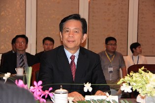 吉林省委常委、副省长陈伟根参加世界产业领袖大会。