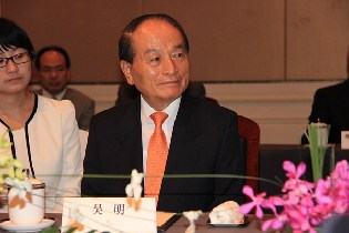 韩国前副总理吴明参加世界产业领袖大会。