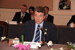 波黑众议院第一副议长米洛拉德·日夫科维奇参加世界产业领袖大会。