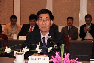 吉林省委副书记、省长巴音朝鲁参加世界产业领袖大会。