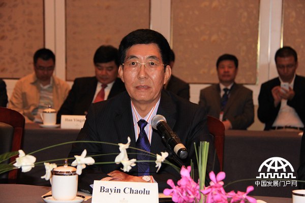 吉林省委副书记、省长巴音朝鲁参加世界产业领袖大会。