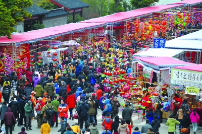 春节假期，南京夫子庙景区游人如织