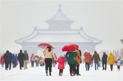 昨日凌晨1时左右，降雪率先从房山开始，自南向北扩展，凌晨4时前后影响城区，到早晨7时，大部分地区降雪已如期而至。市气象局首席预报员王华介绍，北京的降雪对天气条件要求很高，除要有冷空气，还要有水汽输送，地面温度也要适宜等等。
