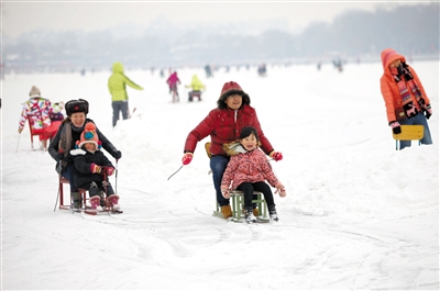 与京城四次擦肩而过的2013年冬季第一场雪昨日姗姗来迟，这也成为第三晚的初雪记录，仅比史上最晚初雪纪录提前4天。昨日全市大部分地区降下中雪，局地大雪。