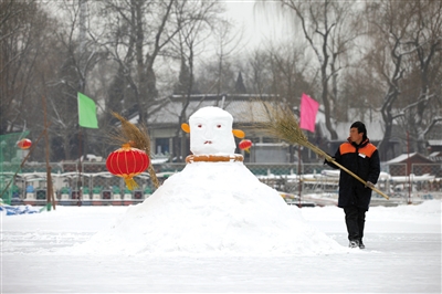 与京城四次擦肩而过的2013年冬季第一场雪昨日姗姗来迟，这也成为第三晚的初雪记录，仅比史上最晚初雪纪录提前4天。昨日全市大部分地区降下中雪，局地大雪。