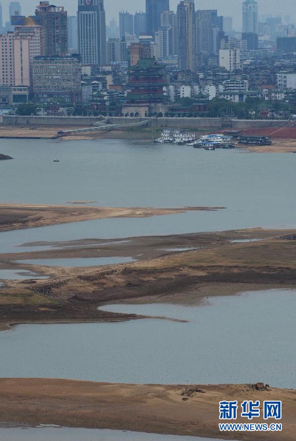 2月7日，江西南昌迎来降雨降温天气，但短暂降水仍难以缓解赣江的干旱情况。南昌市水文局数据显示，截至2月7日下午3点，南昌市24小时内降水为8毫米，赣江南昌站的水位为12.13米，逼近2013年出现的历史最低水位11.82米