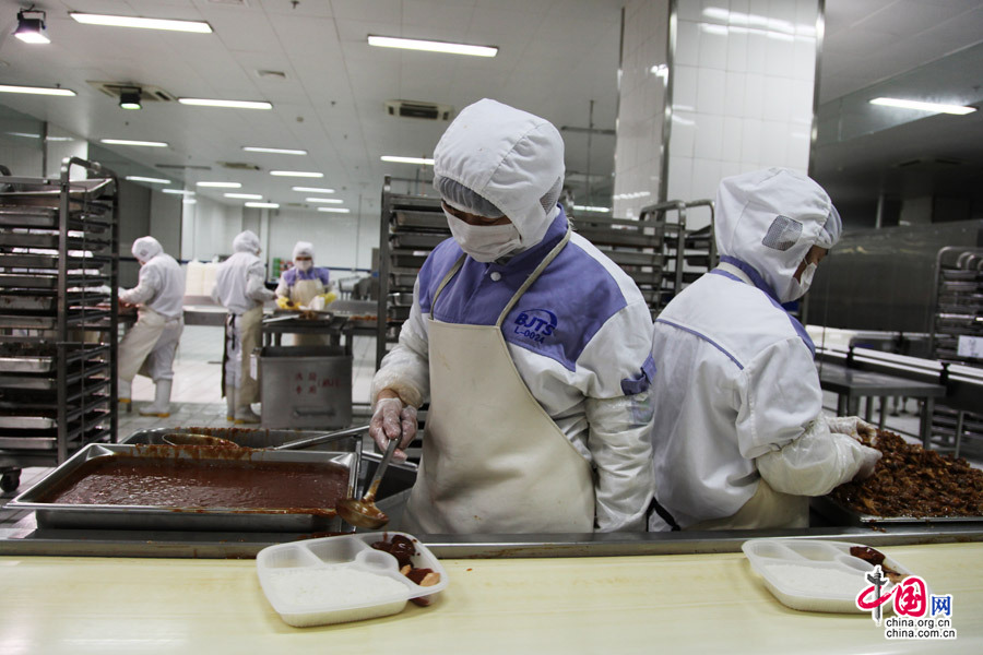 工人给盒饭里装的每一个菜品重量均需一致