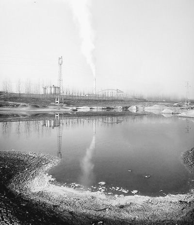 “汉口北”环境污染触目惊心。2008年垃圾焚烧厂和小化工厂在建时，可以看出府河的水是清澈干净的。