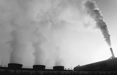 “汉口北”环境污染触目惊心。一家化工厂好几个烟囱都在冒烟。