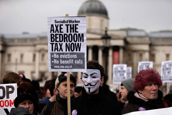 伦敦数千民众街头集会抗议“卧室税” [国际在线]