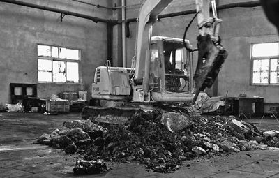 江苏连云港企业在厂房偷埋固体废弃物上百吨