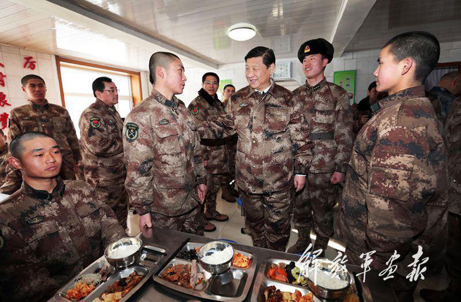 军方公布习近平视察照 吃西红柿炒鸡蛋_中国发