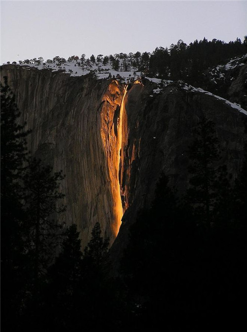 组图：亲见大自然的视觉奇观：像火一样的瀑布