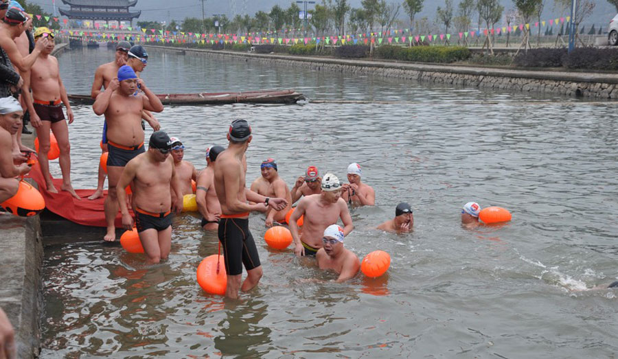 温州50多位胶鞋厂老板下河游泳 推动母亲河'治污'（高清）