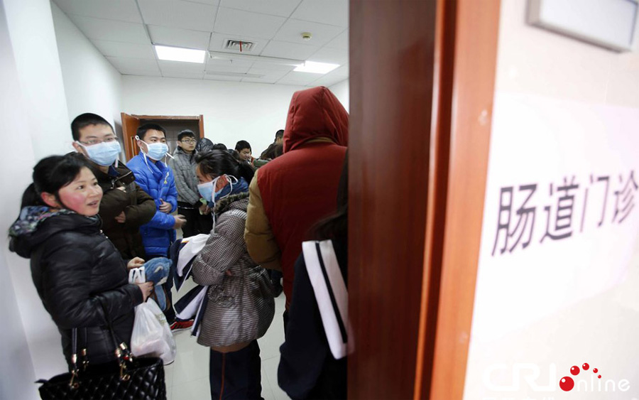 2014年2月19日，浙江海宁，宏达高级中学自2月9日开始陆续有学生出现呕吐腹泻现象，图为海宁市人民医院肠道门诊，就诊学生及家长。
