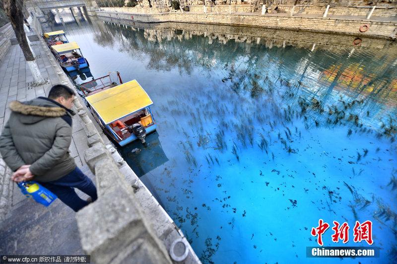 污水溢进泄洪沟 济南一护城河被'染蓝'