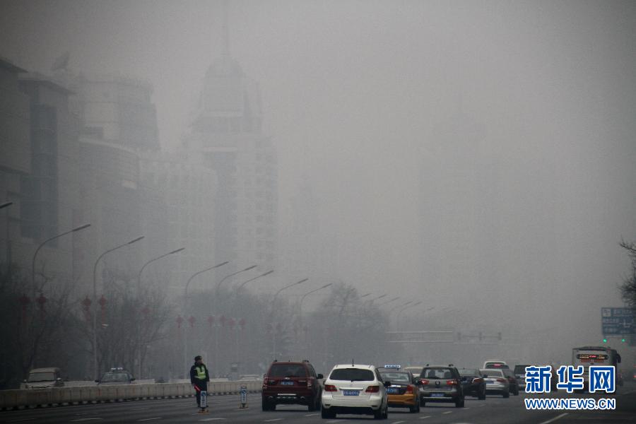 2月20日，车辆在雾霾笼罩的北京长安街上行驶。新华社发（何光 摄）