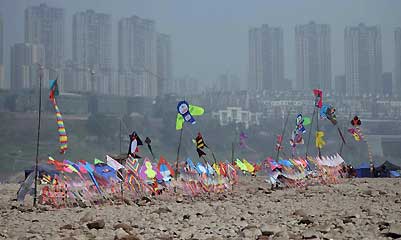 嘉陵江重慶段水位持續走低，大面積的河床裸露在外，成為市民娛樂場。河床上有放風箏、喝茶、開卡丁車等娛樂項目，吸引不少市民前來玩耍。